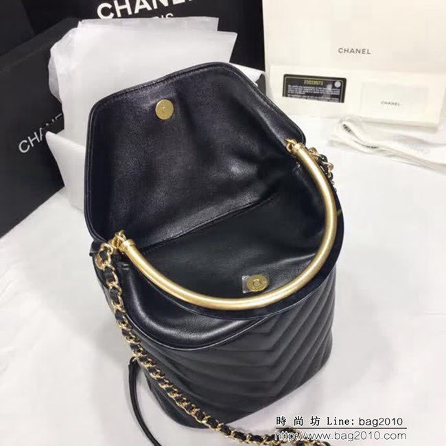 香奈兒CHANEL 57861 2018款徽章水桶包 時尚簡約風格 DSC1270